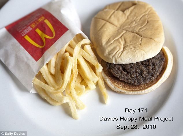 Do kategorie TOP 7 nejlepší světové reklamy roku 2020 se jednoznačně řadí reklama od Burger KIngu, který tak trochu popichuje McDonald's a jejich burgery, které údajně vydrží nespočet dnů bez toho, aniž by se na nich začala objevovat plíseň.