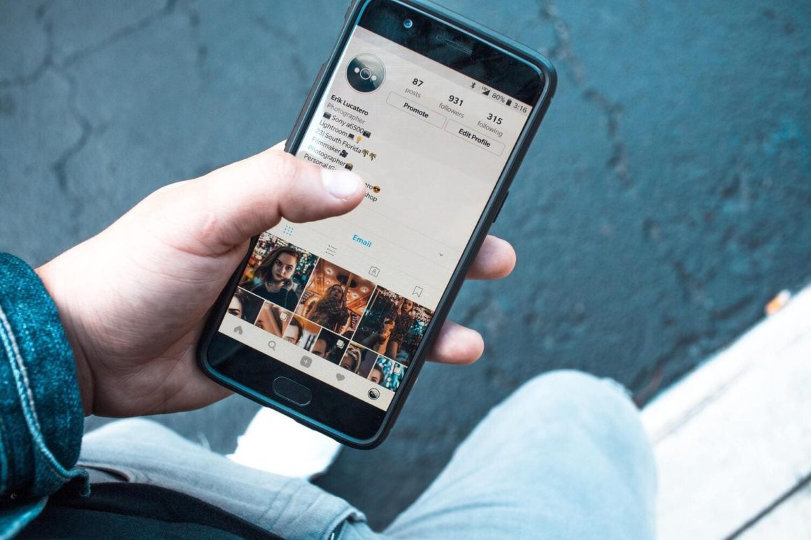 Do Instagram BIO doporučuji zakomponovat více aspektů - vaše zkušenosti, co děláte, jak můžete zákazníkům pomoct a také je odkázat na váš web nebo nějakou landing page, kde vám mohou položit písemný dotaz nebo si domluvit schůzku. Případně zde můžete pracovat s rozcestníkem jako je třeba linktree.