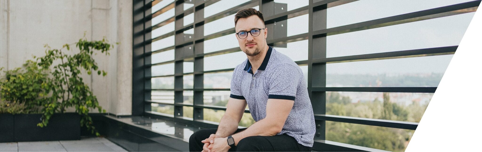 Jsem Tomáš Černovský alias cernovsky.cz a jsem specialista na sociální sítě, které také konzultuji. Dále se realizuji ve správě reklamy v PPC systémech jako je Google Ads a Sklik. Mezi mé hlavní hodnoty patří tvrdá práce, upřímnost a také efektivita.