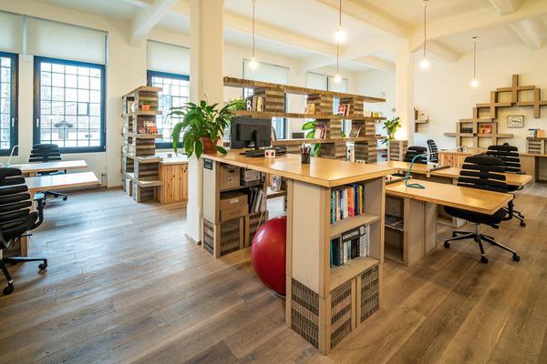 Paper hub coworking Praha můžete nalézt v Holešovicích nedaleko Libeňského mostu a u zastávky Maniny. Coworking se nachází v budově Paralelní Polis.