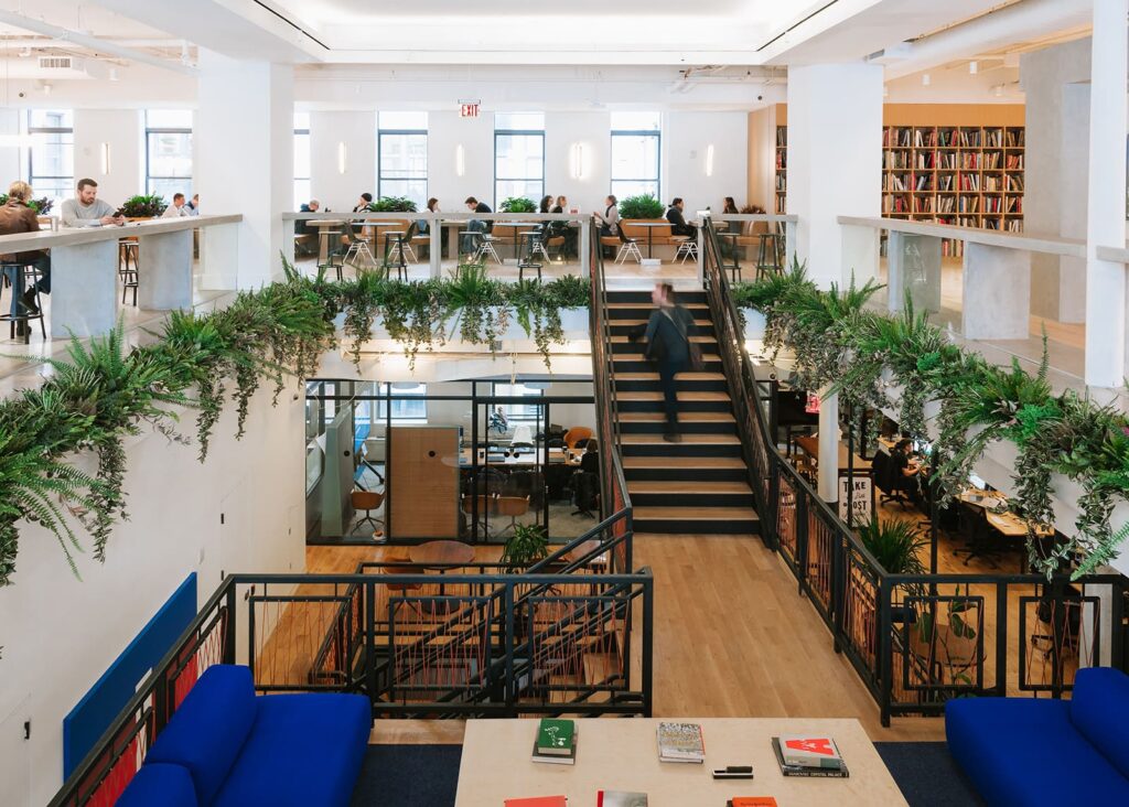 WeWork coworking Praha poskytuje skvělé služby pro všechny účastníky, skvělá kvalita využitého designu a materiálu, cena je dostupná, ale rozhodně se WeWork neřadí k nejlevnějším coworkingům v Praze.