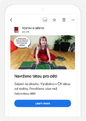 Performance Max kampaň je vysoce algoritmická kampaň v rámci Google Ads reklamního systému. Vy do ni dáte veškeré podklady, které máte - nadpisy, popisky, ale i obrázky a bannery, k tomu připojíte video reklamy a také produkty z produktového feedu. Google z toho všeho udělá obrovské množství kombinací, které začne zobrazovat s jediným cílem - doručit vám konverze.