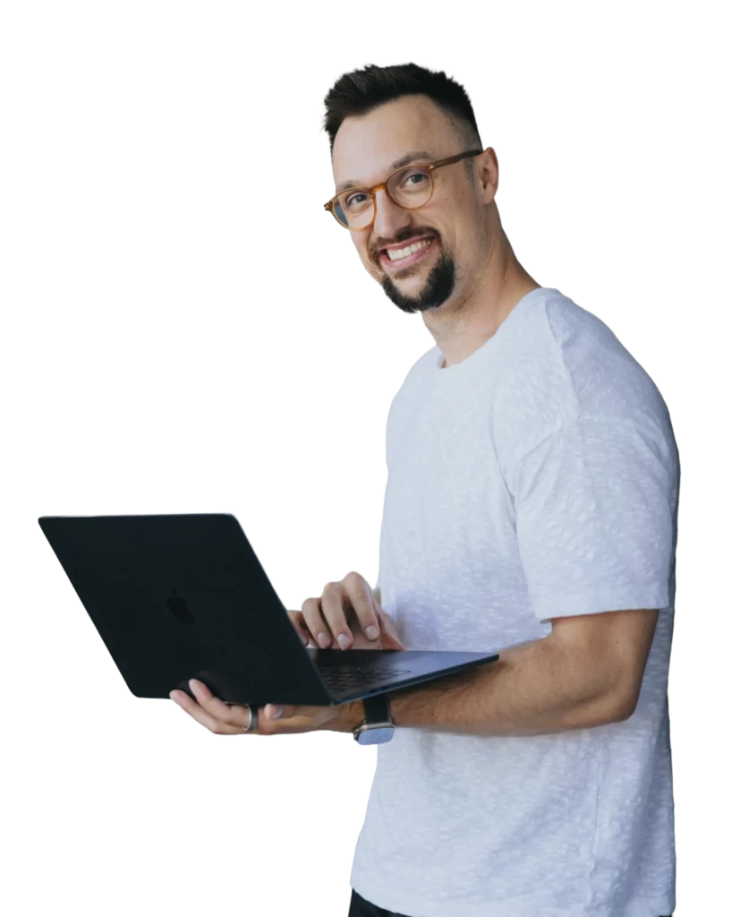 Tomáš Černovský s notebookem